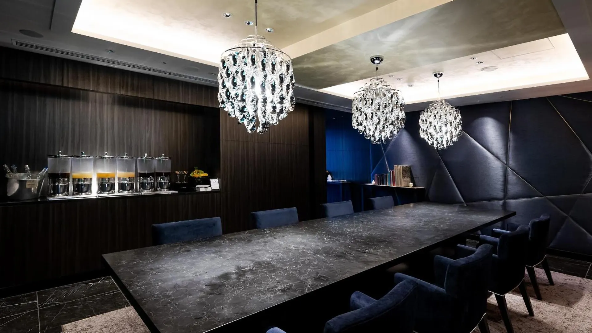 ****  Cross Hotel Osaka Japan