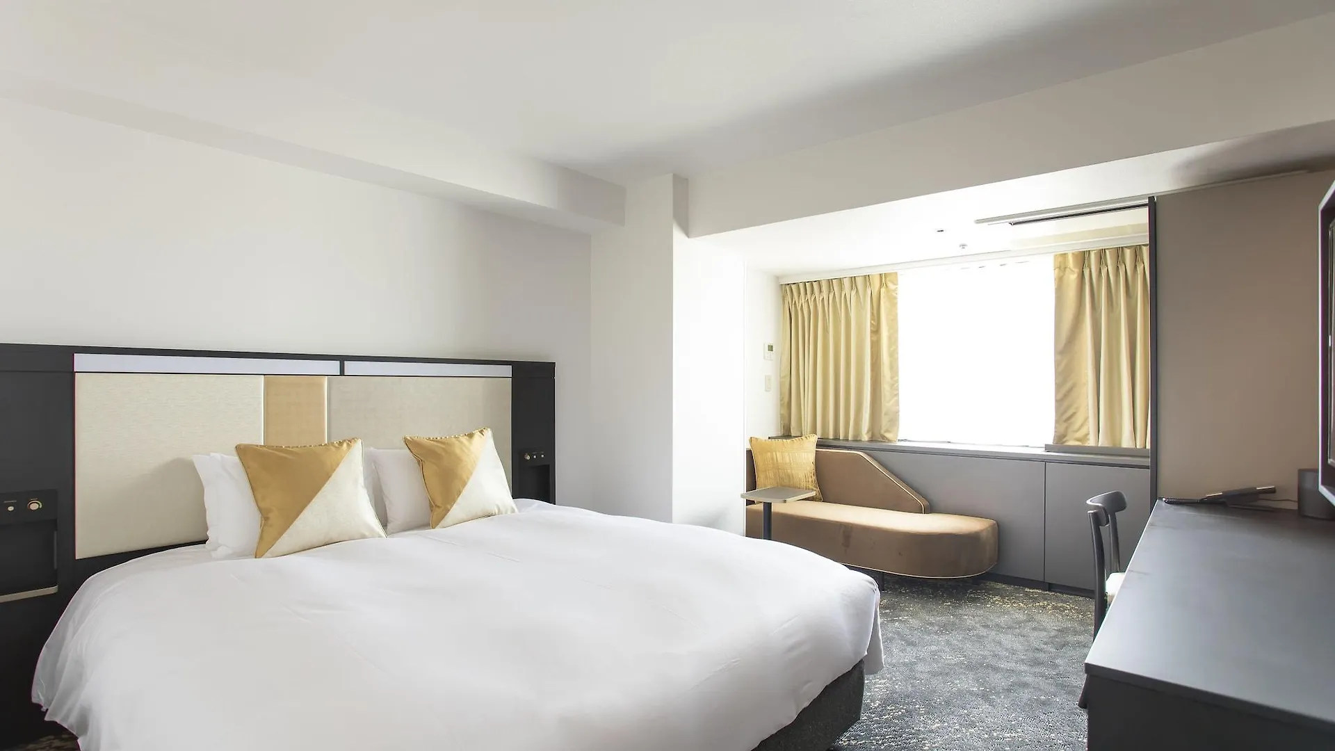 Cross Hotel Osaka 4*,